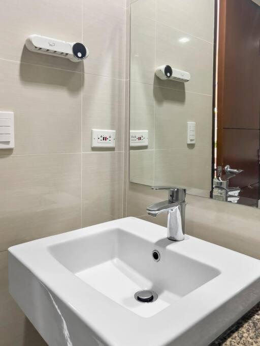 טאגיג One Uptown Residences Bgc מראה חיצוני תמונה