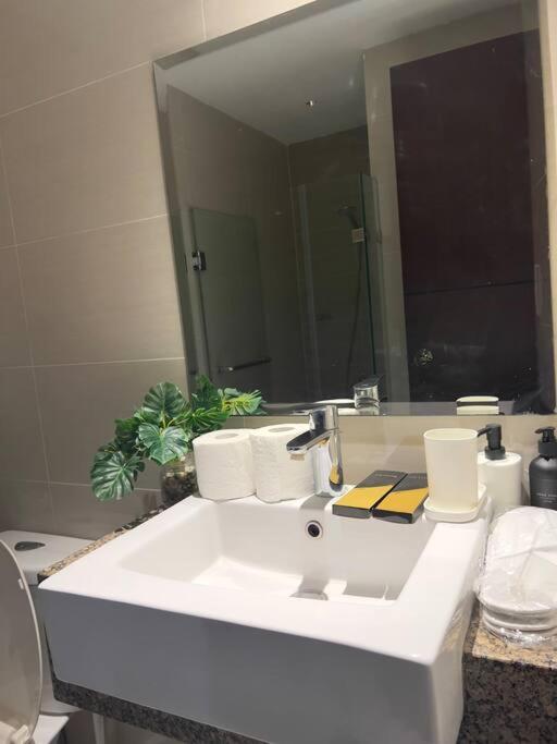 טאגיג One Uptown Residences Bgc מראה חיצוני תמונה