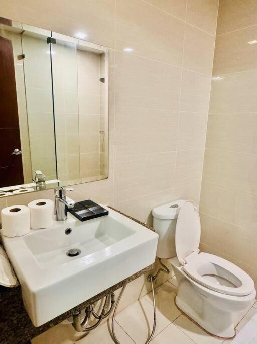 טאגיג One Uptown Residences Bgc מראה חיצוני תמונה