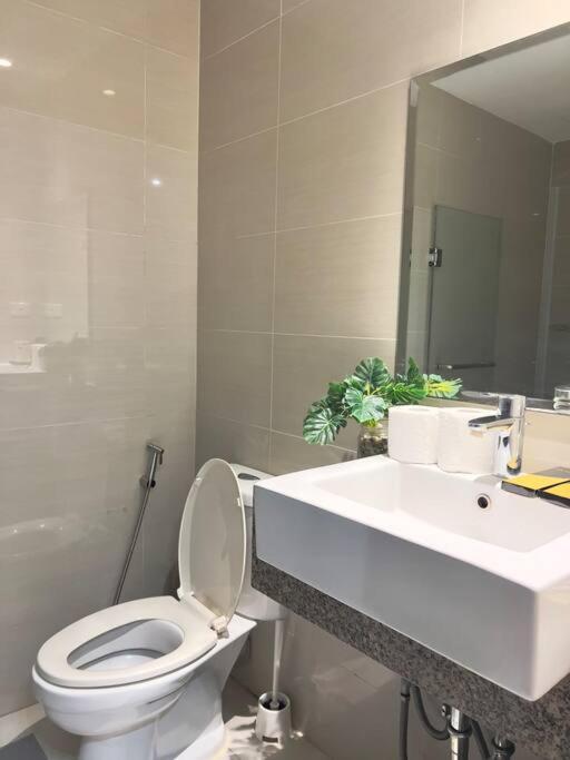 טאגיג One Uptown Residences Bgc מראה חיצוני תמונה